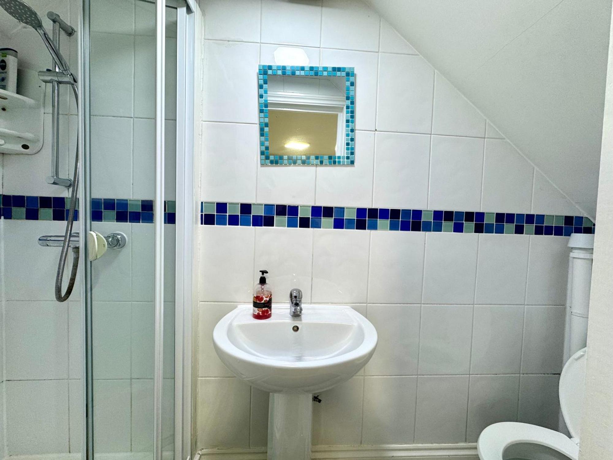 3 Bedrooms Spacious House, Separate Reception, 2 Full Bathrooms, Parking, Garden London Exterior photo